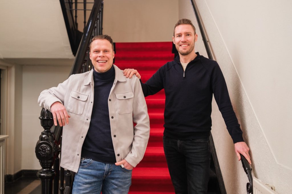 Tijdens deze aflevering duiken Robert en Erwin in de nieuwste ontwikkeling binnen Google Ads: AI Search Max. Deze tool werd gelanceerd in mei en juni en vormt volgens Erwin “de grootste verandering binnen search advertising sinds Performance Max.” De essentie van AI Search Max ligt in het koppelen van de zoekintentie van gebruikers aan de inhoud van een website, zonder dat marketeers zelf handmatig zoekwoorden hoeven in te stellen.